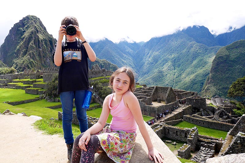 Niños disfrutando del recorrido por Machu Picchu Niños disfrutando del recorrido por Machu Picchu