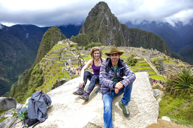 Pareja de turistas visitando la Maravilla del Mundo Pareja de turistas visitando la Maravilla del Mundo