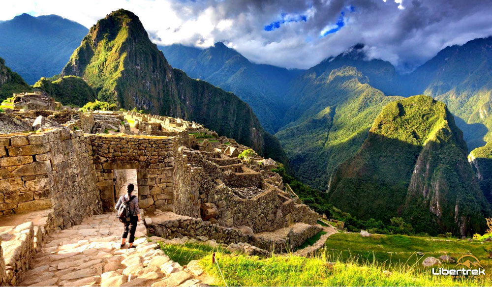 Turista dirigiéndose a la ciudadela Inca