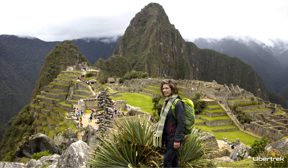 Turista mujer en Machu Picchu Turista mujer en Machu Picchu