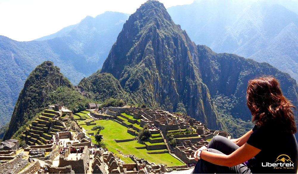 Turista observando Machu Picchu desde la Casa del Guardián
