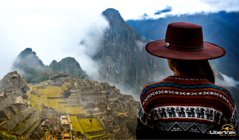 Turista observando las construcciones de la ciudadela de Machu Picchu